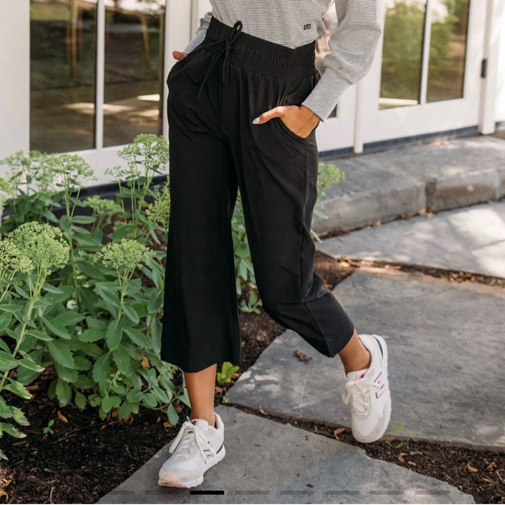 Women’s Black Cropped Elastic-Waist Pants